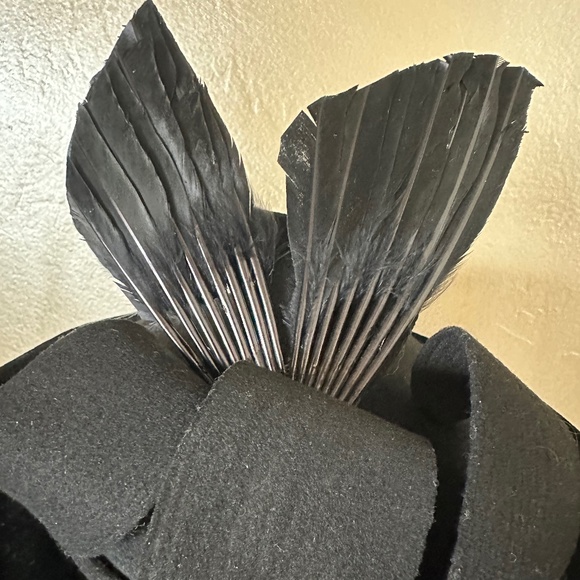 ORNATE 1940s\' BLACK FELT/VELVET FEDORA WITH FELT STRIPS + BLACK FEATHER \